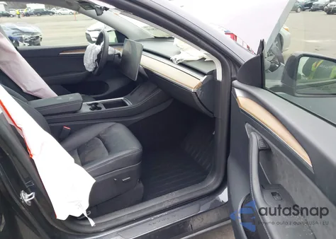 2024 Tesla Model Y Performance Dual Motor All-Wheel Drive z USA, uszkodzony, nr VIN 7SAYGDEF9RF022552